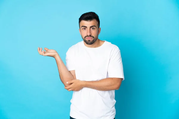 Caucásico Hombre Sobre Aislado Azul Fondo Teniendo Dudas —  Fotos de Stock