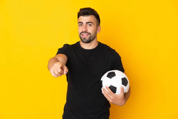 Uomo Caucasico Sfondo Giallo Isolato Con Pallone Calcio Che Punta — Foto Stock