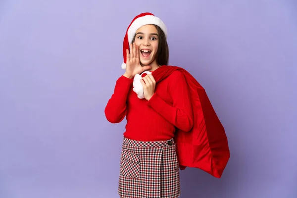 Petite Fille Avec Chapeau Sac Noël Isolé Sur Fond Violet — Photo