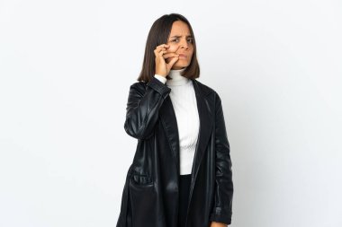 Beyaz arka planda izole edilmiş genç Latin bir kadın sessizlik işareti gösteriyor.