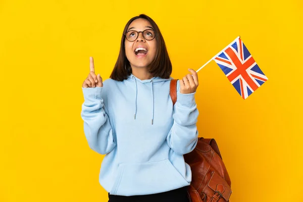 Jovem Mulher Latina Segurando Uma Bandeira Reino Unido Isolada Fundo — Fotografia de Stock