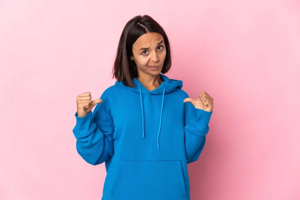 Jonge Latijnse Vrouw Geïsoleerd Roze Achtergrond Trots Zelfvoldaan — Stockfoto