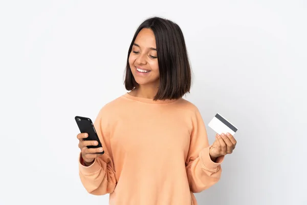 Jonge Latijn Vrouw Geïsoleerd Witte Achtergrond Kopen Met Mobiele Telefoon — Stockfoto