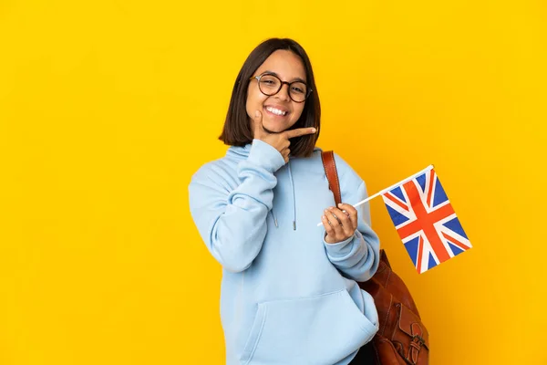 Jovem Mulher Latina Segurando Uma Bandeira Reino Unido Isolada Fundo — Fotografia de Stock