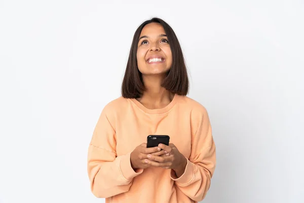 Mujer Latina Joven Aislada Sobre Fondo Blanco Usando Teléfono Móvil —  Fotos de Stock