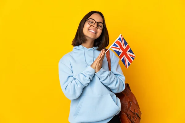 Jovem Latina Segurando Uma Bandeira Reino Unido Isolada Fundo Amarelo — Fotografia de Stock