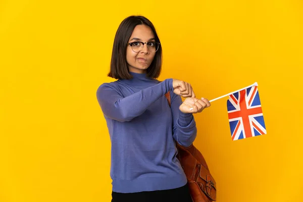 Jovem Mulher Latina Segurando Uma Bandeira Reino Unido Isolada Fundo — Fotografia de Stock