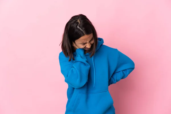 Mujer Latina Joven Aislada Sobre Fondo Rosa Con Escote —  Fotos de Stock