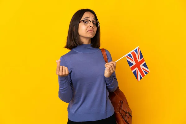 Mladá Latinská Žena Drží Vlajku Spojeného Království Izolované Žlutém Pozadí — Stock fotografie