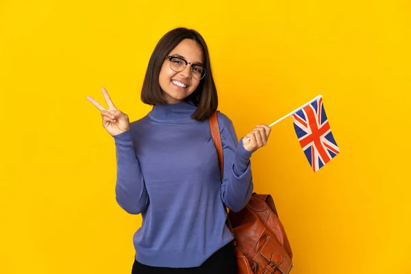 Jovem Mulher Latina Segurando Uma Bandeira Reino Unido Isolada Fundo — Fotografia de Stock