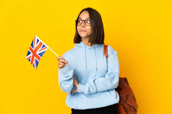 Mladá Latinská Žena Drží Vlajku Spojeného Království Izolované Žlutém Pozadí — Stock fotografie