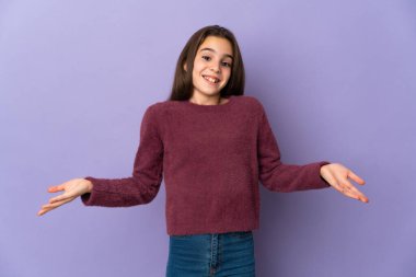 Mor arka planda mutlu ve gülümseyen küçük bir kız.