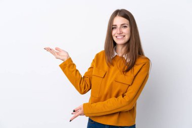 İzole beyaz arka planda genç kadın gelmek için davet için yan eller uzanan