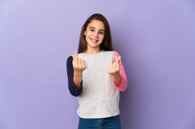 Mor arka planda izole edilmiş küçük kız para hareketi yapıyor.