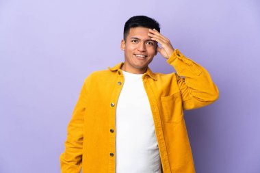 Mor arka planda izole genç Ekvadorlu bir adam bir şey fark etti ve çözüme niyetlendi.