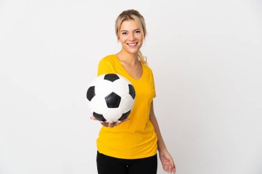 Genç Rus kadın, beyaz arka planda futbol topuyla izole edilmiş.