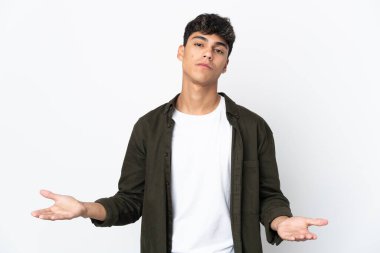 İzole edilmiş beyaz arka planı olan genç bir adam.