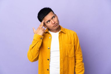 Genç Ekvadorlu, mor arka planda izole edilmiş intihar jesti yapmada sorun yaşıyor.