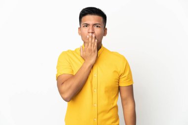Genç Ekvadorlu adam beyaz arka planda izole edilmiş, ağzı elle kapatılmış.