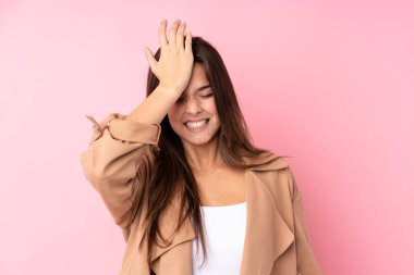 İzole edilmiş pembe arka plan üzerinde Brezilyalı genç bir kız. Kafası karışmış yüz ifadesi ile ilgili şüpheleri var.