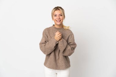 Beyaz arka planda yalnız yaşayan genç Rus kadın gülüyor.