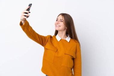 Genç kadın üzerinde izole beyaz arka plan yapma bir selfie