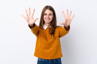 İzole beyaz arka planda genç kadın parmaklarıyla on sayma