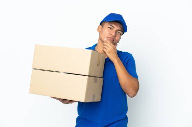 Teslimatçı adam beyaz arka planda izole edilmiş gülümserken yukarı bakıyor.