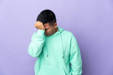 Genç Ekvadorlu adam mor arka planda başağrısı ile izole edilmiş.