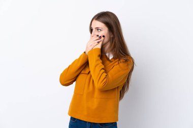 Genç kadın üzerinde izole beyaz arka plan ağız kapsayan ve yan bakıyor