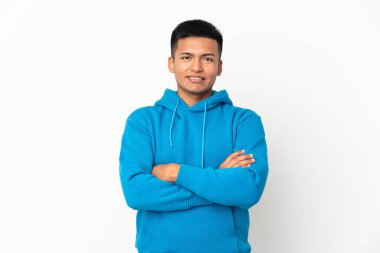 Genç Ekvadorlu, beyaz arka planda izole edilmiş, kollarını ön cephede çapraz tutuyor.