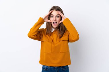 Sürpriz ifade ile izole beyaz arka plan üzerinde genç kadın