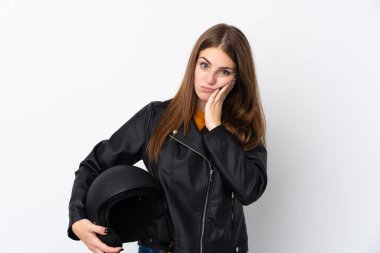 Motosiklet kasklı kadın mutsuz ve sinirli.