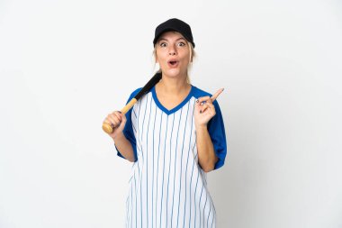 Beyazların arka planında beysbol oynayan genç Rus kadın parmağını kaldırarak çözümü bulmaya çalışıyor.