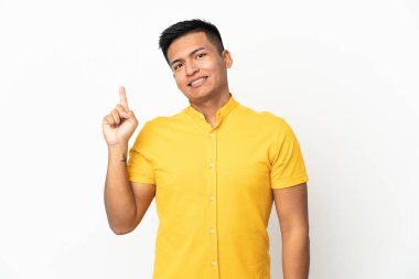 Genç Ekvadorlu adam beyaz arka planda izole edilmiş ve en iyinin işareti olarak parmağını kaldırıyor.