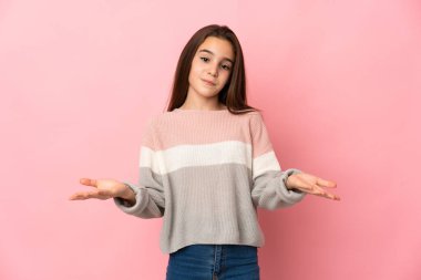 Pembe arka planda izole edilmiş küçük kızın şüpheleri var.