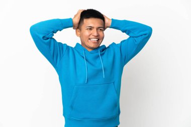 Genç Ekvadorlu adam beyaz arka planda izole edilmiş gülüyor.