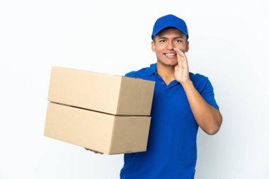 Beyaz arka planda izole edilmiş, ağzı açık bağıran Ekvadorlu bir adam.