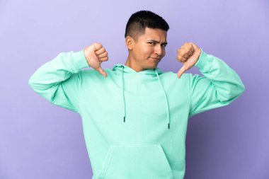 Genç Ekvadorlu adam mor arka planda soyutlanmış gururlu ve kendini beğenmiş.