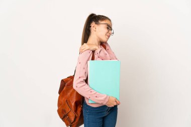 Tecrit edilmiş küçük bir öğrenci kız omuz ağrısından muzdarip. Çabaladığı için.