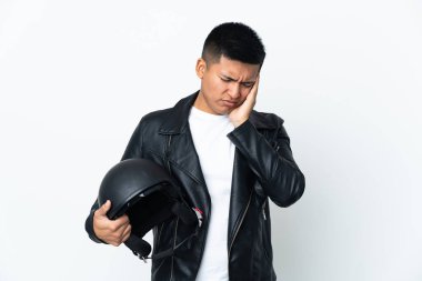 Beyaz arka planda başağrısı olan motosiklet kasklı Ekvator 'lu bir adam.