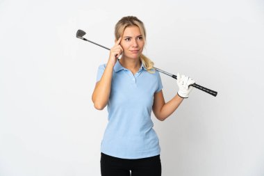 Beyaz arka planda izole edilmiş genç bir Rus golfçü kadının şüpheleri ve düşünceleri var.