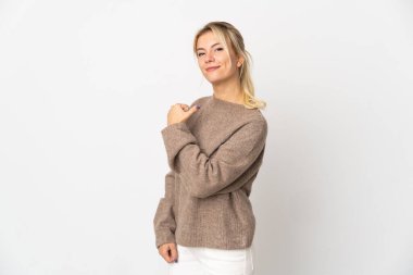 Beyaz arka planda kendini beğenmiş ve gururlu genç bir Rus kadın.