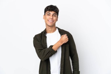 Genç adam izole edilmiş beyaz arka planda zaferi kutluyor.