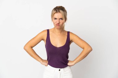 Beyaz arka planda izole edilmiş genç Rus kadın kızgın.