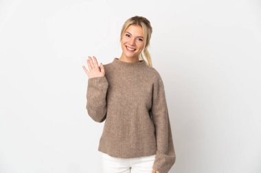 Beyaz arka planda izole edilmiş genç Rus kadın mutlu bir ifadeyle selamlıyor.