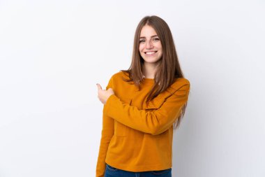 İzole edilmiş beyaz arka planı olan genç bir kadın.