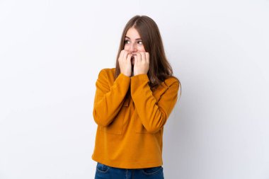 İzole beyaz arka plan üzerinde genç kadın sinir ve ağız eller koyarak korkuyor