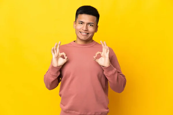 Mladý Ekvádorský Muž Izolované Žlutém Pozadí Ukazující Znamení Dvěma Rukama — Stock fotografie