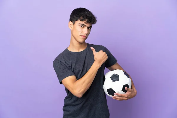 Joven Jugador Fútbol Hombre Sobre Aislado Púrpura Fondo Orgulloso Auto —  Fotos de Stock